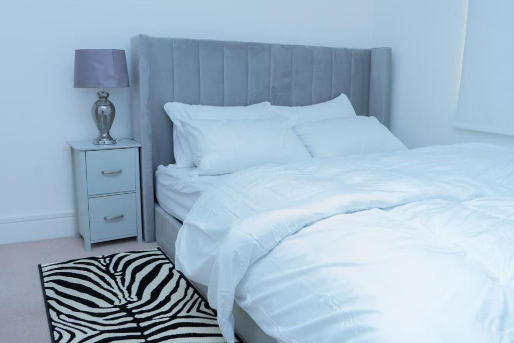 1 Bed Luxury Comfortable Apt Londra Dış mekan fotoğraf